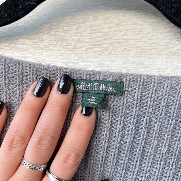 V-Neck Pullover Cropped Sweater - Picture 4 of 9